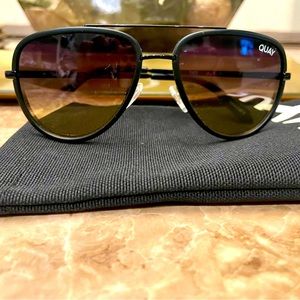 ‼️$25 -QUAY SUNGLASSES / Case and cloth included. 😎